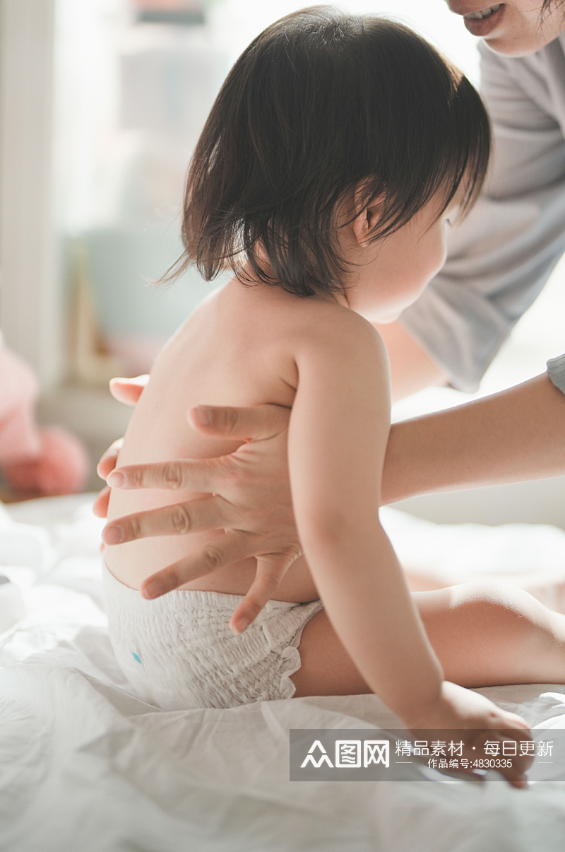 婴幼儿护理摄影图素材