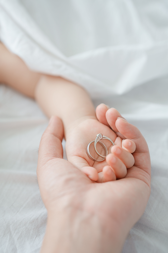 温馨婴幼儿手部人物摄影图片-众图网