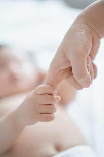 温馨婴幼儿手部脚部人物摄影图片