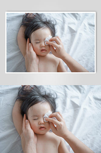 可爱婴幼儿护肤擦脸人物摄影图