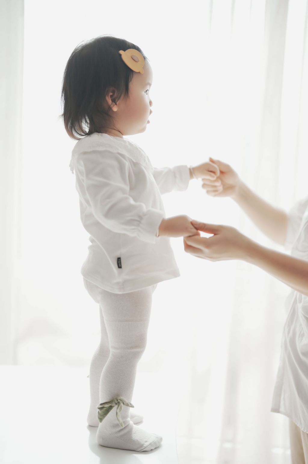 婴幼儿与母亲拉手母婴亲子人物摄影图片素材