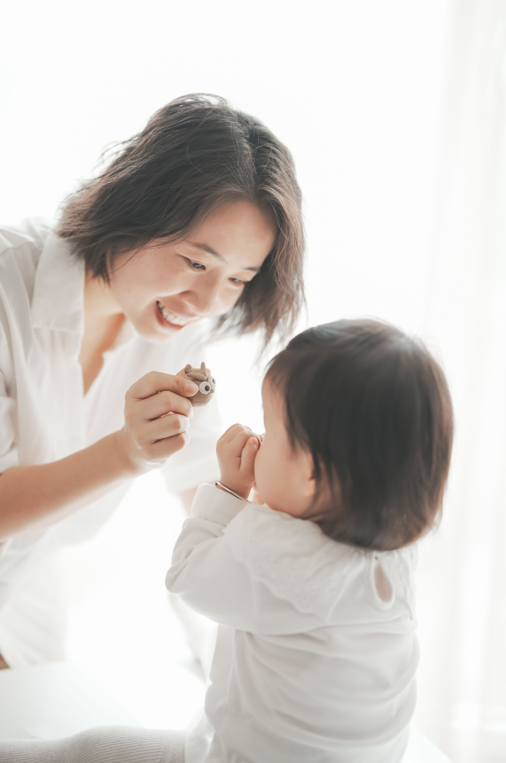 婴幼儿与母亲玩耍母婴亲子人物摄影图片素材