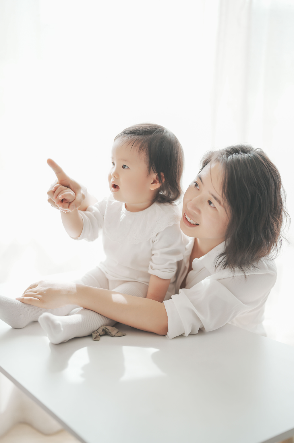 婴幼儿与母亲玩耍人物摄影图片素材