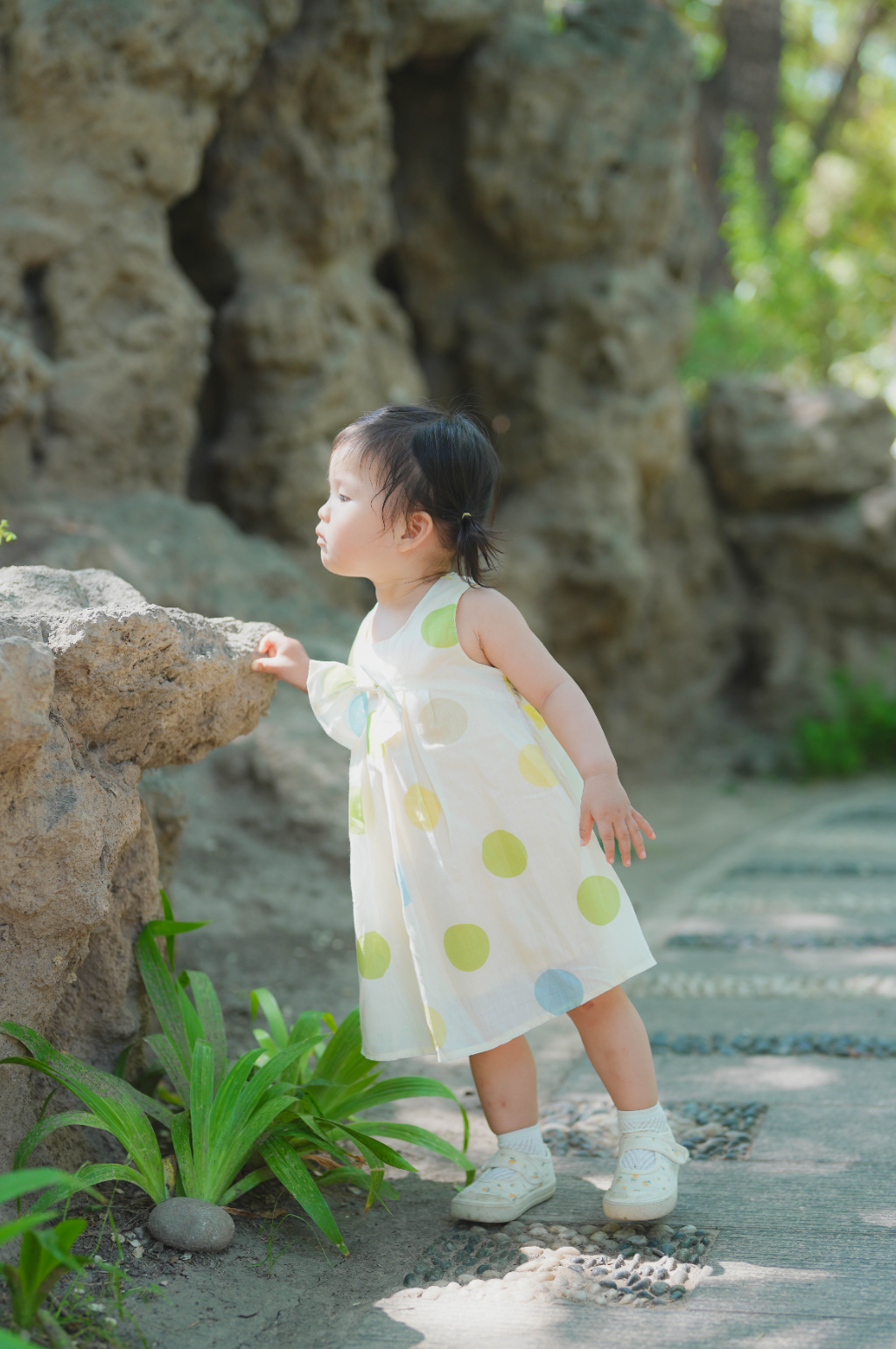 夏日小女孩裙装穿搭摄影图素材