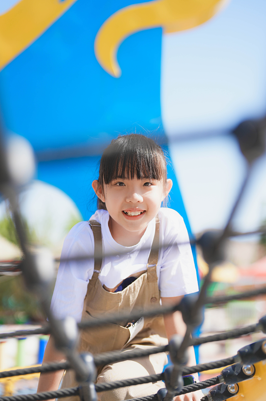 夏季女孩穿搭摄影图-众图网