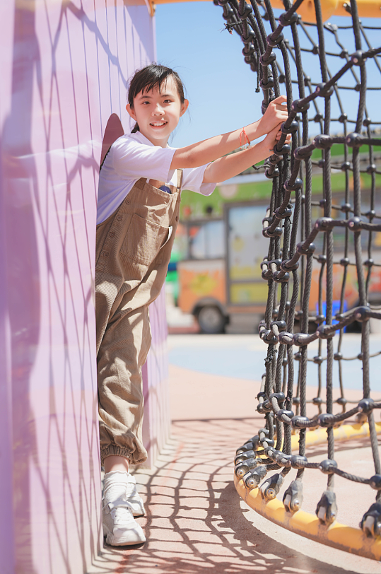 小女孩时尚夏日穿搭摄影图-众图网