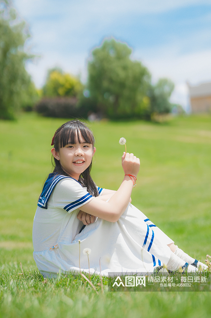 夏季草坪上的女孩时尚学生装穿搭摄影图素材