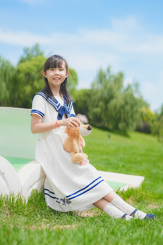 甜美时尚穿搭童装夏季女孩摄影图-众图网
