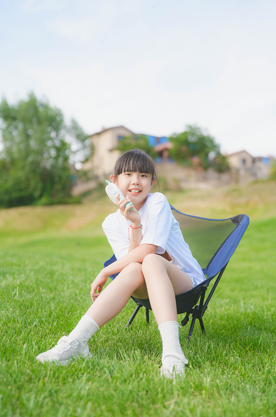 时尚小女孩休闲穿搭摄影图-众图网