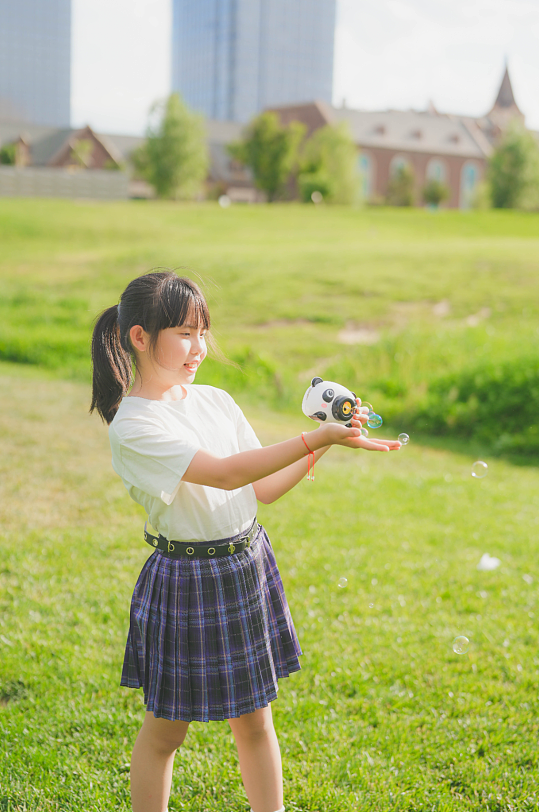 小女孩时尚休闲夏日穿搭摄影图