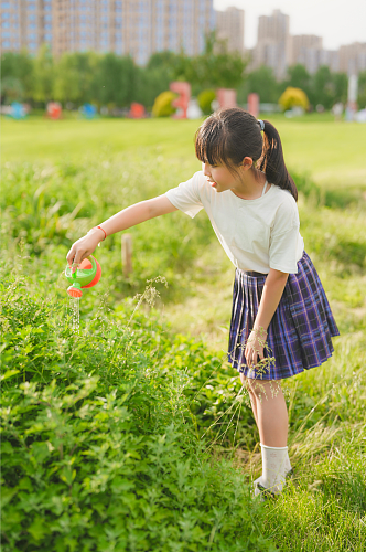 小女孩夏季时尚穿搭摄影图