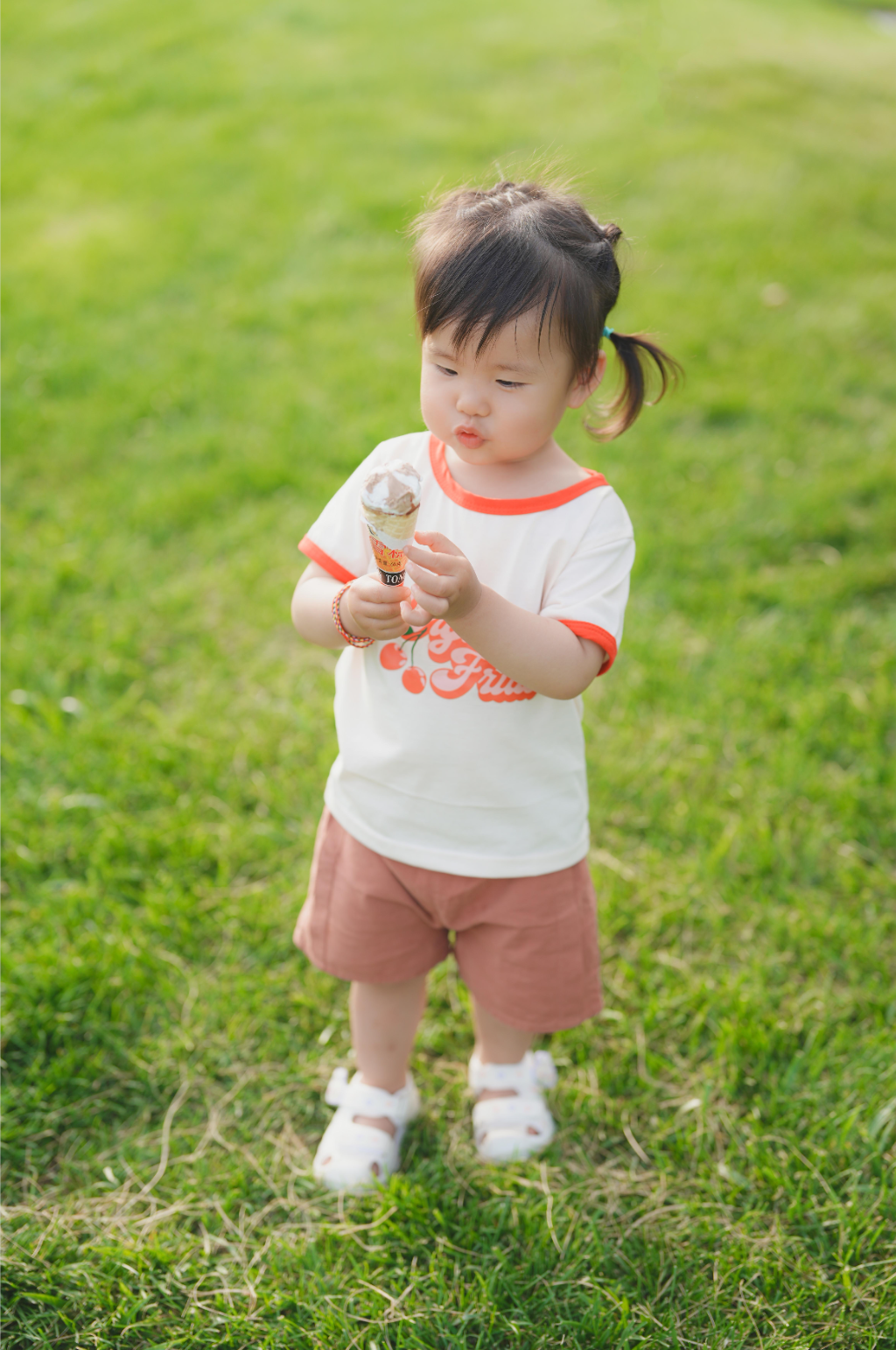 可爱小女孩童装夏日时尚穿搭摄影图素材