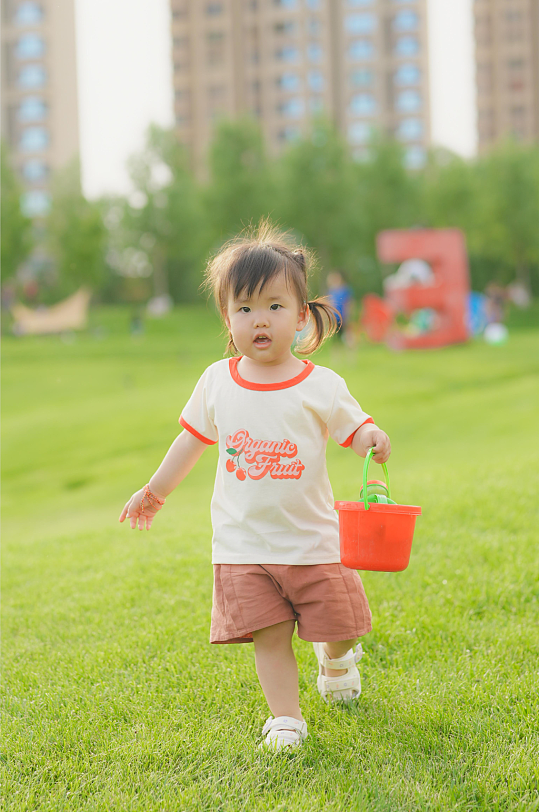 夏季夏日小女孩时尚穿搭摄影图-众图网