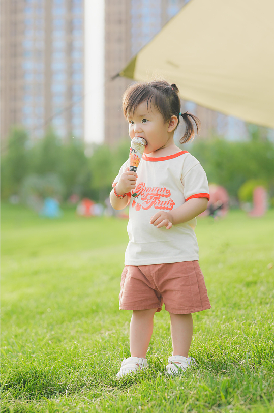 夏季女孩可爱休闲穿搭摄影图