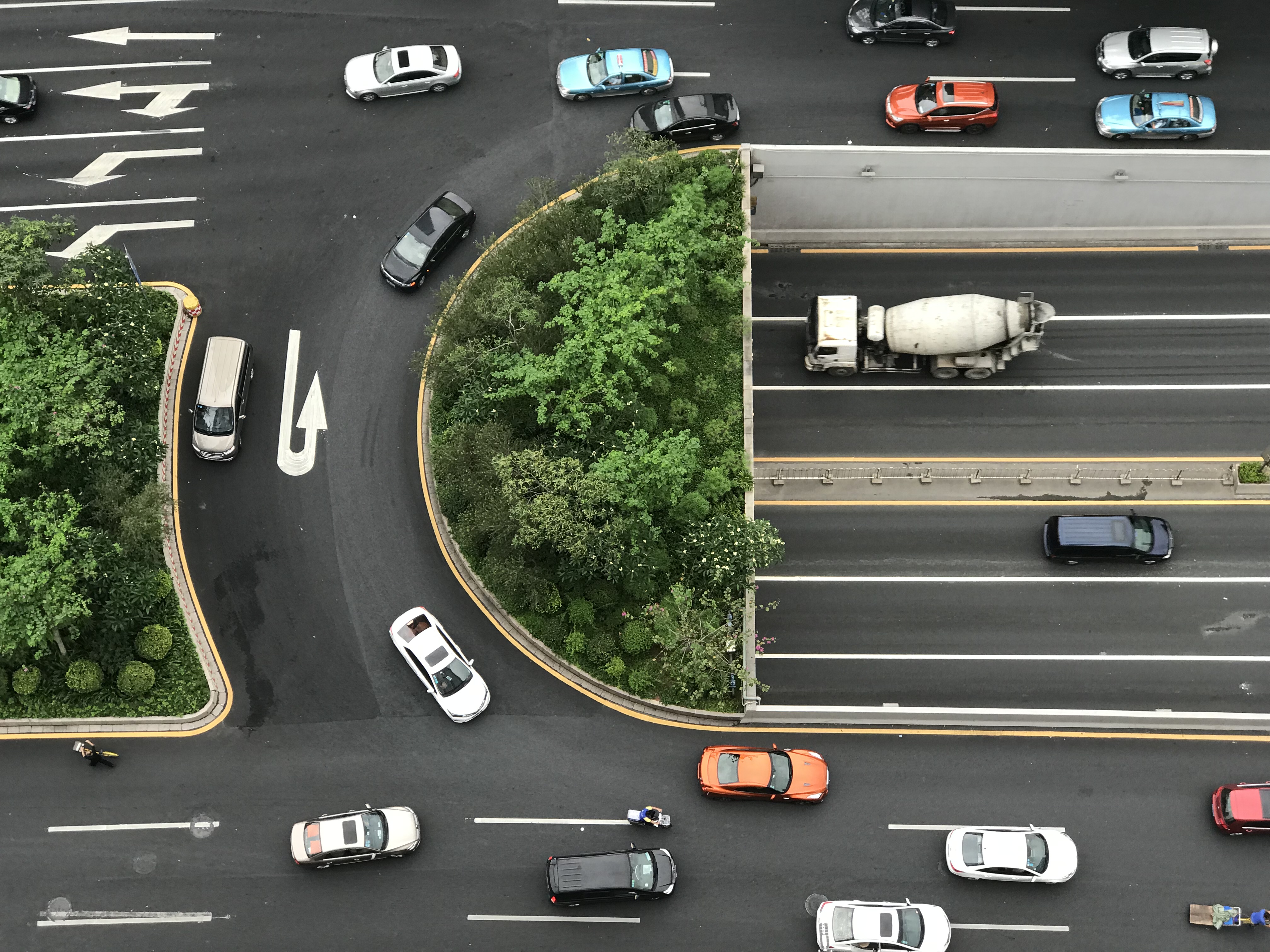 俯拍深圳道路上的汽车素材