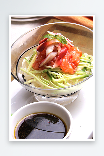 三文鱼捞凉皮凉菜美食摄影图