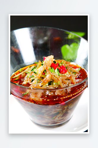 捞拌海蜇丝凉菜美食摄影图