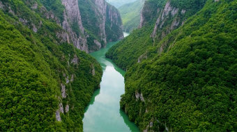 山间河流实景拍摄-众图网