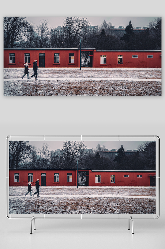 冬日院子里奔跑的母子-众图网