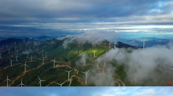 风力发电4k航拍穿入云海-众图网