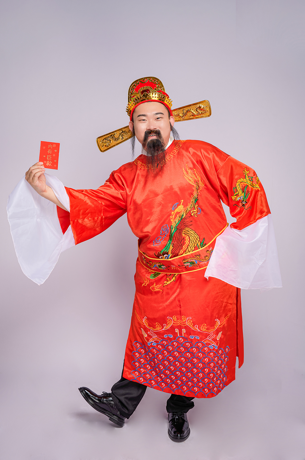喜庆财神爷拿红包人物摄影精修图片素材