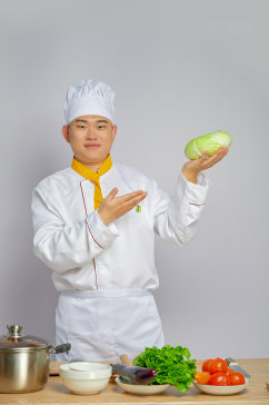餐饮职场商业厨师服人物拿蔬菜摄影图片