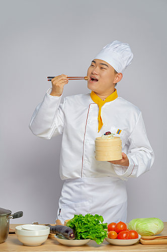 餐饮厨师传统美食人物摄影拿蒸笼图片
