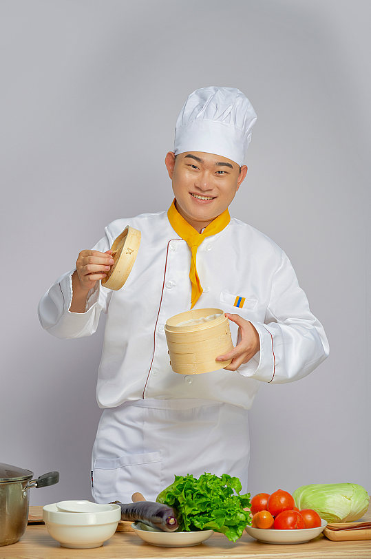 餐饮职场商业厨师服人物摄影拿蒸笼图片