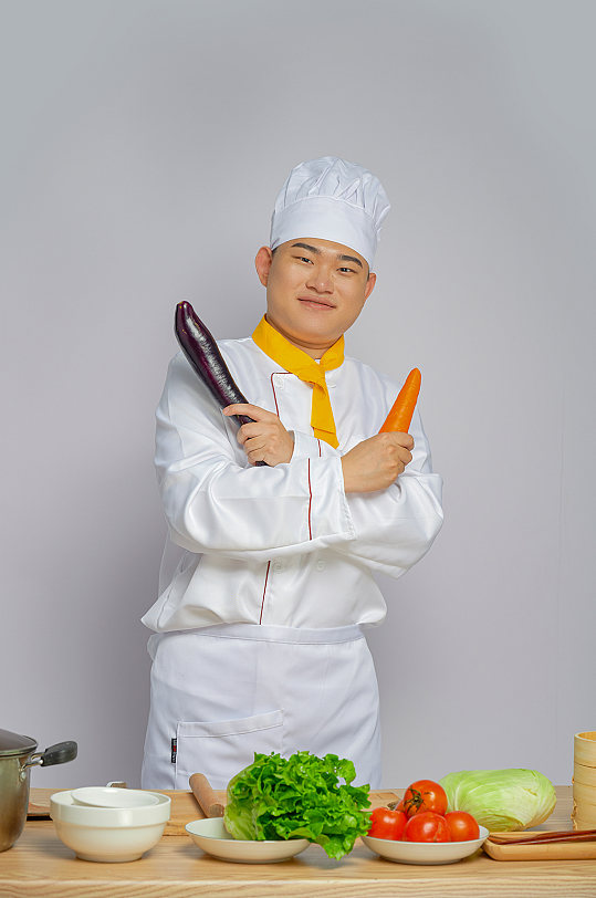 餐饮职场厨师服人物拿茄子胡萝卜摄影图片