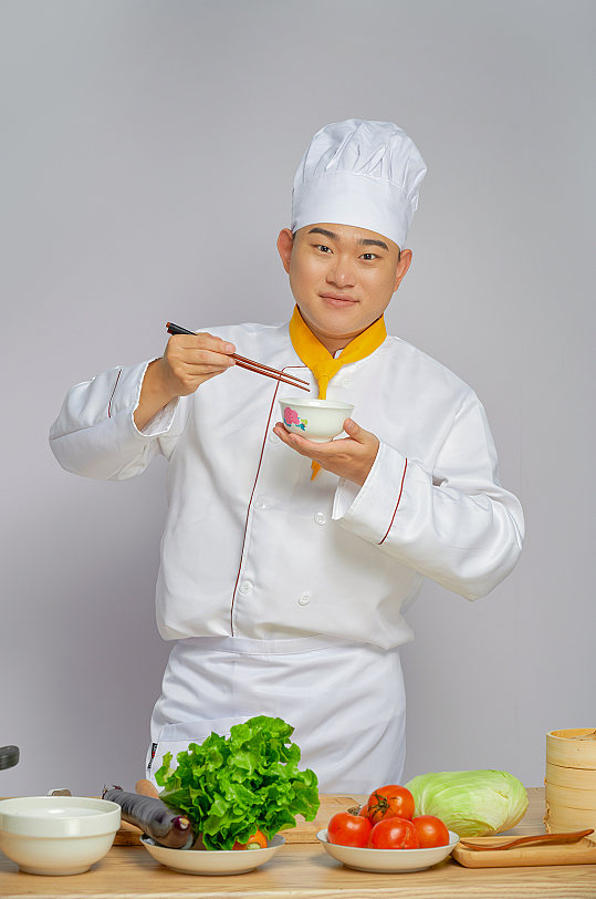 餐饮职场商业厨师服人物拿蔬菜摄影图