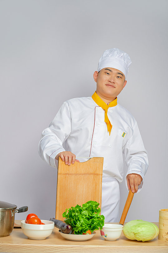 餐饮职场商业厨师服人物拿菜板摄影图片