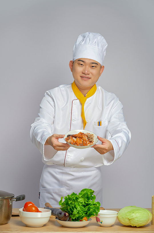 餐饮职场商业厨师服人物端烤鸭盘传统美食摄影图片