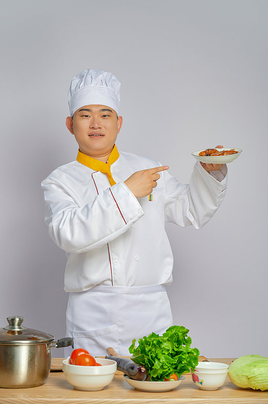 餐饮职场商业厨师服人物端烤鸭盘摄影图