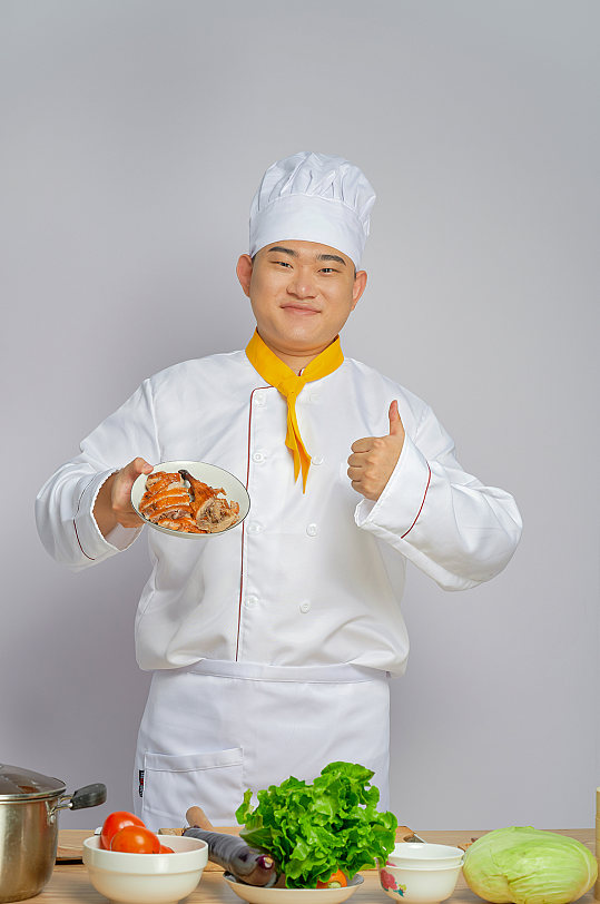 餐饮职场商业厨师服人物端烤鸭盘摄影图