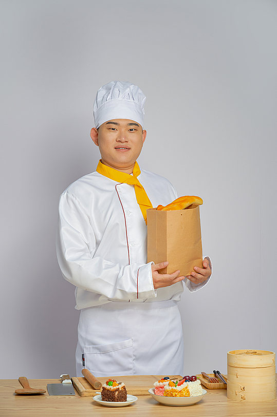 餐饮职场商业厨师服人物拿面包摄影图片