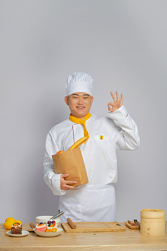 餐饮职场商业厨师服人物拿面包摄影图片