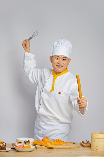 餐饮职场商业厨师服人物拿擀面杖摄影图片