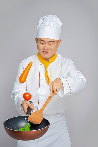 餐饮职场商业厨师服人物拿锅勺子摄影图