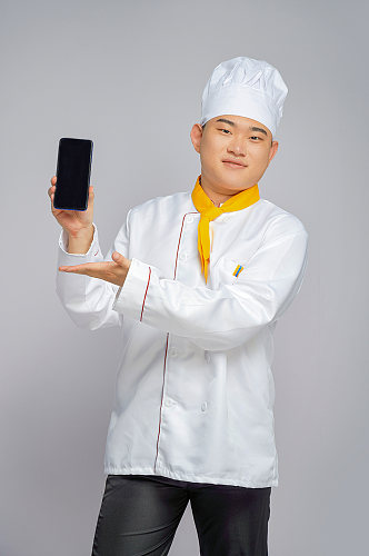 餐饮职场商业厨师服人物拿手机摄影图片