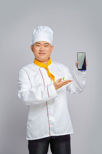 餐饮职场商业厨师服人物拿手机摄影图片