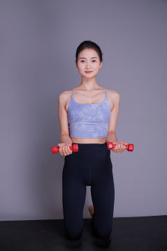 女性瘦身瑜伽哑铃锻炼运动健身人物摄影图片