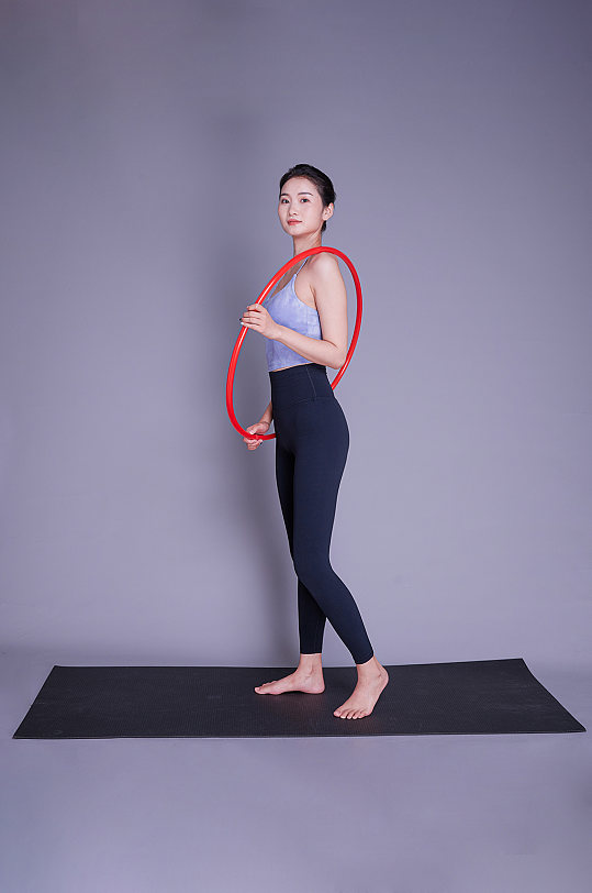 手持呼啦圈瘦身瑜伽锻炼健身美女人物摄影图
