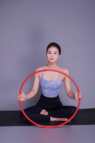 手持呼啦圈瘦身瑜伽锻炼健身美女人物摄影图