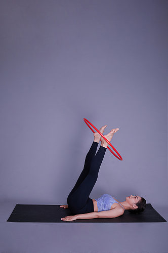 手持呼啦圈瘦身瑜伽锻炼健身美女人物摄影图