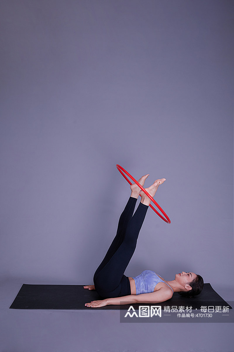 手持呼啦圈瘦身瑜伽锻炼健身美女人物摄影图素材