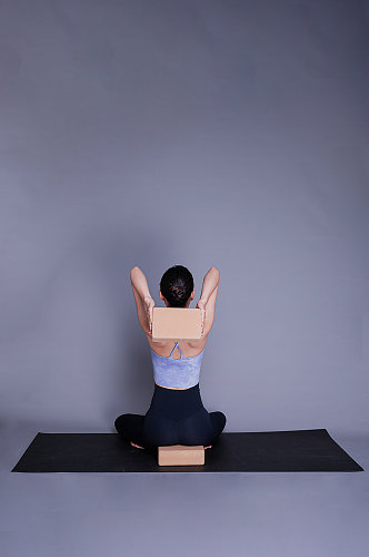 女性瘦身瑜伽砖锻炼运动美女瑜伽人物摄影图