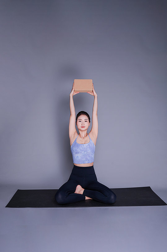 女性瘦身瑜伽砖锻炼运动美女瑜伽人物摄影图