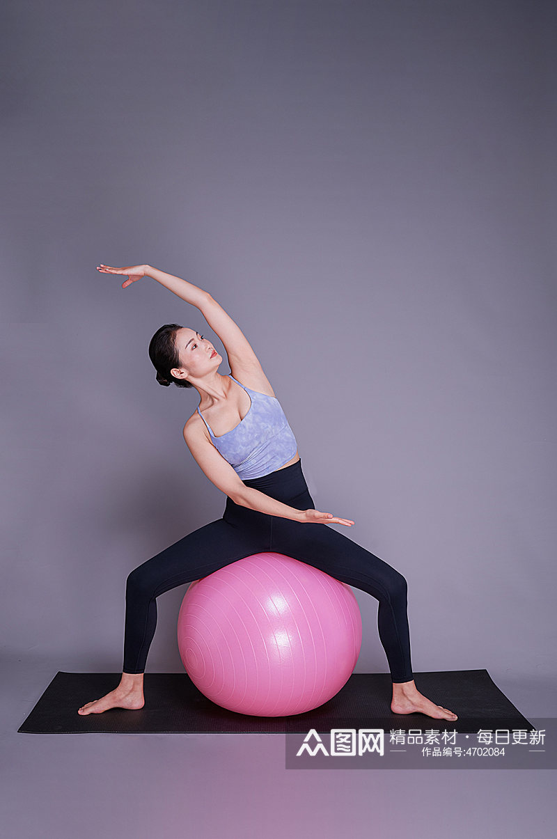 女性瘦身瑜伽球锻炼运动美女瑜伽人物摄影素材