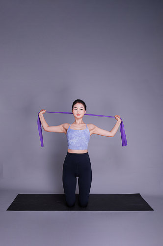 女性瘦身瑜伽带锻炼运动美女瑜伽人物摄影图