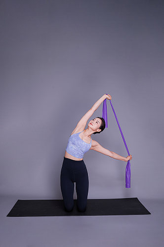 女性瘦身瑜伽带锻炼运动美女瑜伽人物摄影图